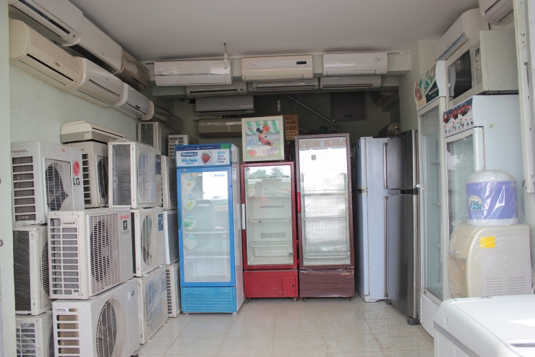 Collected refrigerators, freezers, old air conditioners in Ho Chi Minh